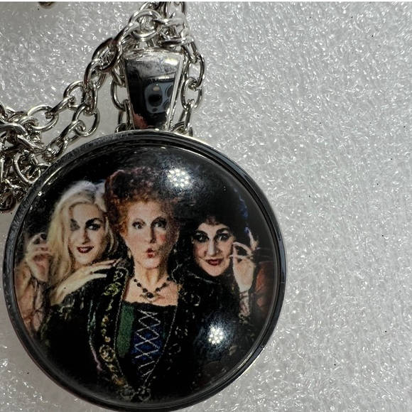 $2 Hocus necklace.  new. $2 WITH ANY ORDER TOTALING $10 OR MORE - Picture 4 of 14
